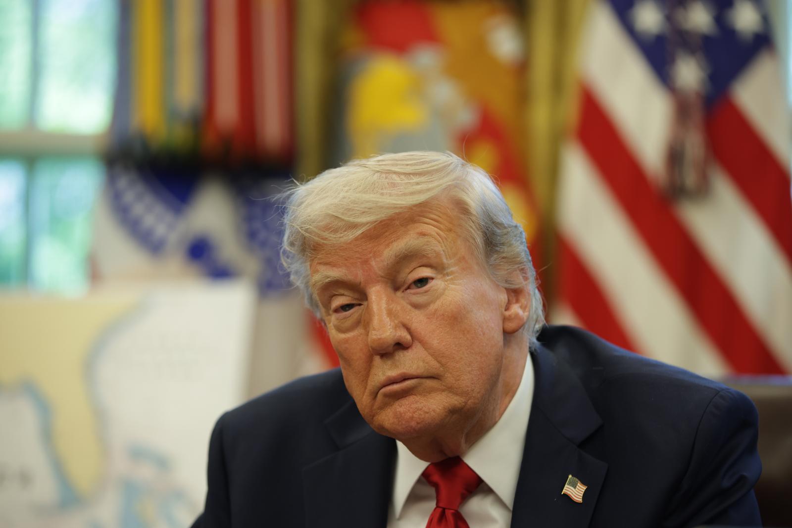 United States President Donald Trump signs executive orders in the Oval Office of the White House on April 23, 2025 in Washington, D.C. The orders signed today focus on education. Credit: Samuel Corum / Pool via CNP *** Local Caption *** 60950322
