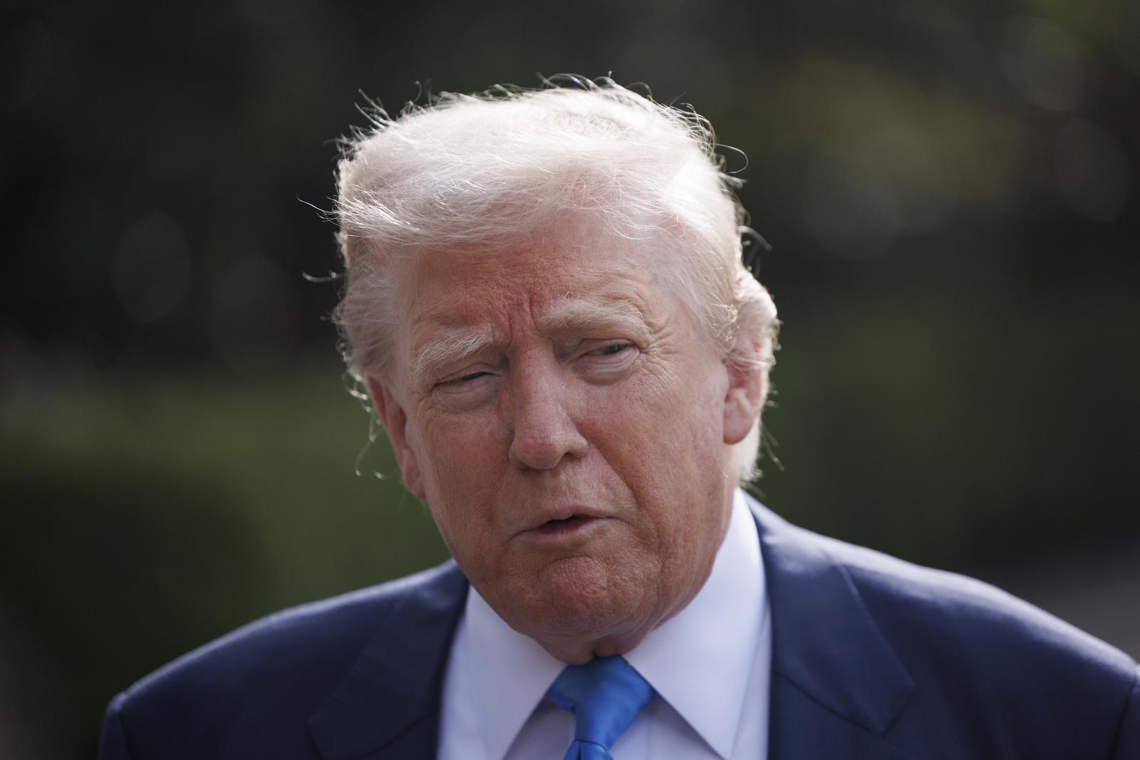 US President Donald J. Trump gives remarks on the South Lawn of the White House in Washington DC on April 25, 2025. President Trump is departing for Italy to attend the funeral of Pope Francis. Credit: Aaron Schwartz / CNP/AdMedia Photo: CNP/AdMedia/NEWSCOM