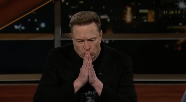 Elon Musk évoque la censure dans l'émission de télévision américaine 'Bill Maher", en déclarant "Dans de nombreuses régions du monde - y compris des parties du monde que les gens pourraient penser être relativement similaires aux États-Unis - les lois sur la parole sont draconiennes". Le 30 avril 2023. Tesla and Twitter chief Elon Musk has spoken about censorship inspired by vocal left-wing groups with so-called woke ideals. The tech billionaire ,51, appeared on the Bill Maher US TV chat show where they discussed iMusk's concept of a “woke mind virus”. Maher, 67, asked for his thoughts on censorship. Musk said:”In many parts of the world - including parts of the world that people might think are relatively similar to the United States - the speech laws are draconian. Maher cited the UK , calling it “England” where hate speech laws can see people prosecuted for slurs against minority groups. The USA’s First Amendment prevents any such laws in America. April 30th, 2023. Photo: JLPPA / Bestimage/BESTIMAGE