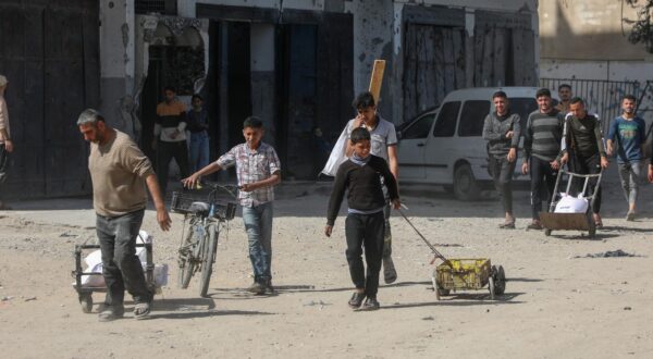 (250402) -- GAZA, April 2, 2025 (Xinhua) -- Palestinians pull carts with bags of flour in the al-Tuffah neighborhood, east of Gaza City, on April 2, 2025. All 25 bakeries supported by the United Nations World Food Program (WFP) have shut down, the agency announced Tuesday. The closures, caused by Israel's prolonged border shutdown, have blocked deliveries of fuel and flour, crippling aid groups' ability to replenish dwindling food supplies. (Photo by Rizek Abdeljawad/Xinhua) TO GO WITH Feature: Gaza faces famine as bakeries close, aid stalls Photo: Rizek Abdeljawad/XINHUA