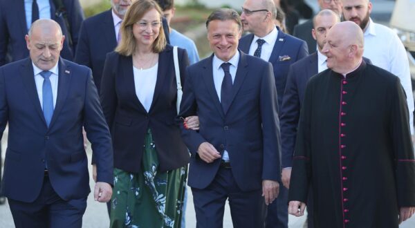 20.04.2025., Zagreb - Bogosluzni prostor bl. Alojzija Stepinca. Predsjednik Hrvatskoga sabora Gordan Jandrokovic, Goran Grlic Radman, Nina Obuljen Korzinek, Radovan Fuchs, Tomo Medvedm Zeljko Reiner, Marija Vuckovic nazocili su svetoj misi u povodu Uskrsa koju je predvodio mons. Drazen Kutlesa, zagrebacki nadbiskup i metropolit u drustvu Josipa Bozanica i ostalih svecenika. Photo: Sanjin Strukic/PIXSELL