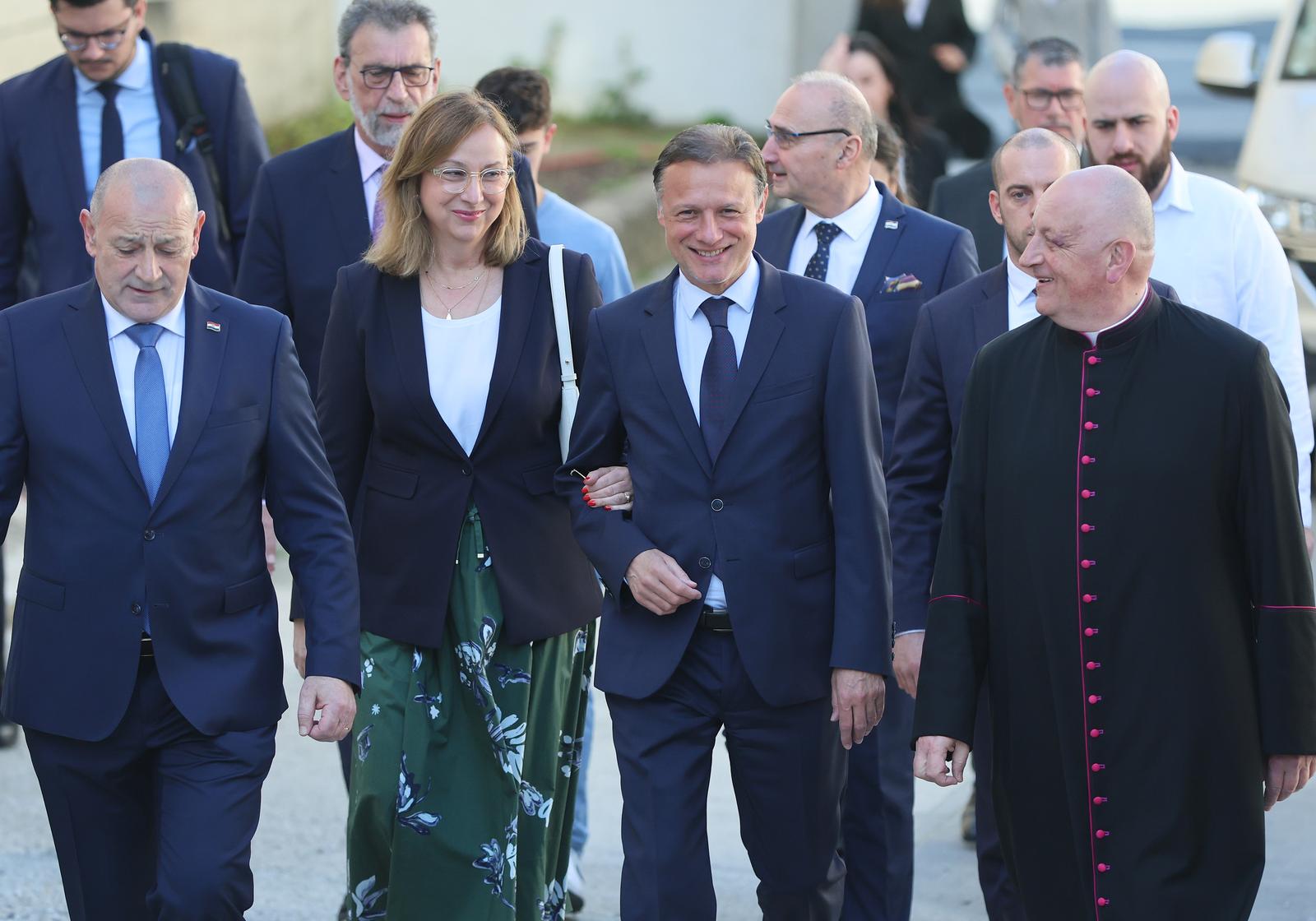 20.04.2025., Zagreb - Bogosluzni prostor bl. Alojzija Stepinca. Predsjednik Hrvatskoga sabora Gordan Jandrokovic, Goran Grlic Radman, Nina Obuljen Korzinek, Radovan Fuchs, Tomo Medvedm Zeljko Reiner, Marija Vuckovic nazocili su svetoj misi u povodu Uskrsa koju je predvodio mons. Drazen Kutlesa, zagrebacki nadbiskup i metropolit u drustvu Josipa Bozanica i ostalih svecenika. Photo: Sanjin Strukic/PIXSELL