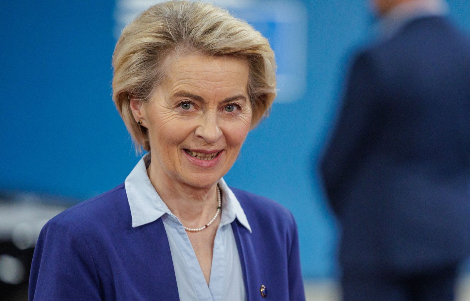 epa11987740 European Commission President Ursula von der Leyen arrives to meet European Council President Antonio Costa and the President of Serbia Aleksandar Vucic (both not pictured( at the EU Council in Brussels, Belgium, 25 March 2025.  EPA/OLIVIER MATTHYS