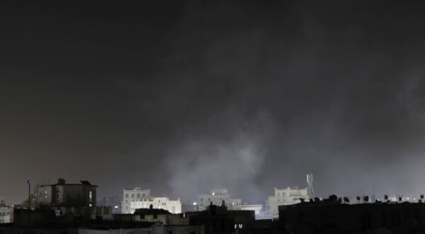 epa11991174 Smoke rises over buildings following US airstrikes, in Sana'a, Yemen, early 27 March 2025. The US military carried out a series of airstrikes early on 27 March, targeting multiple sites around Yemen's capital Sana'a, Houthi-affiliated Al Masirah TV reported.  EPA/OSAMAH YAHYA