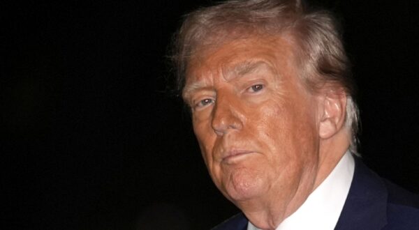 epa12000336 US President Donald Trump walks on the South Lawn of the White House in Washington, DC, USA, 30 March 2025 upon his return from Florida.  EPA/Yuri Gripas / POOL