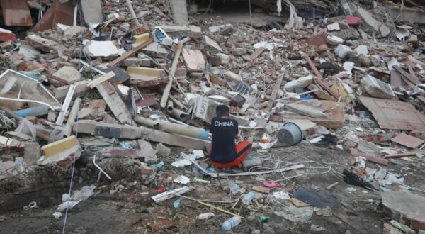 epa12001606 A member of a Chinese rescue team arranges a generator at the collapsed Sky Villa in Mandalay, Myanmar, 31 March 2025. More than 1,600 people have been killed and thousands injured after a 7.7-magnitude earthquake struck the country on 28 March, according to the Myanmar government.  EPA/NYEIN CHAN NAING