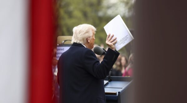 epa12006017 US President Donald Trump holds up a document from the Office of the United States Trade Representative as he announces reciprocal tariffs against US trading partners in the Rose Garden of the White House in Washington, DC, USA, 02 April 2025. Trump has branded the day 'Liberation Day', though most economists expect US consumers to foot the costs.  EPA/JIM LO SCALZO / POOL