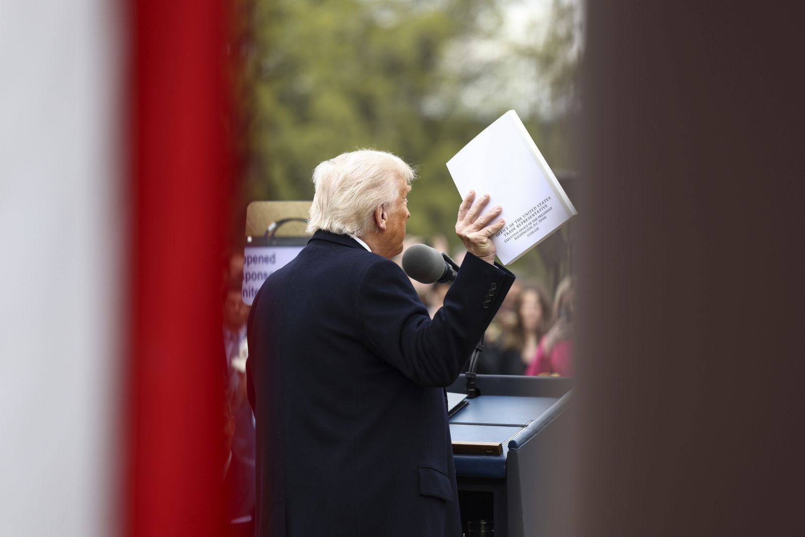 epa12006017 US President Donald Trump holds up a document from the Office of the United States Trade Representative as he announces reciprocal tariffs against US trading partners in the Rose Garden of the White House in Washington, DC, USA, 02 April 2025. Trump has branded the day 'Liberation Day', though most economists expect US consumers to foot the costs.  EPA/JIM LO SCALZO / POOL