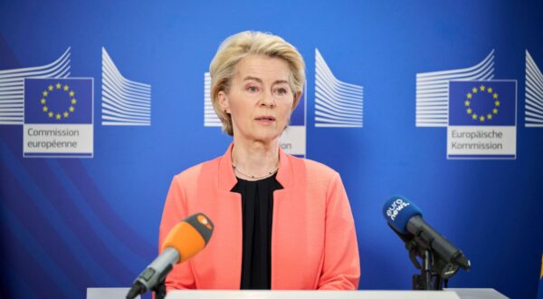 epa12007021 A handout photo made available by the European Commission shows European Commission President Ursula von der Leyen during a press conference in Samarkand, Uzbekistan, 03 April 2025, ahead of the EU-Central Asia summit. Ursula von der Leyen said that the global economy will suffer after US President Donald Trump imposed tariffs on 02 April, adding that the EU was prepared to retaliate against the 20 percent tariffs.  EPA/EUROPEAN COMMISSSION/DATI BENDO/HANDOUT HANDOUT EDITORIAL USE ONLY/NO SALES