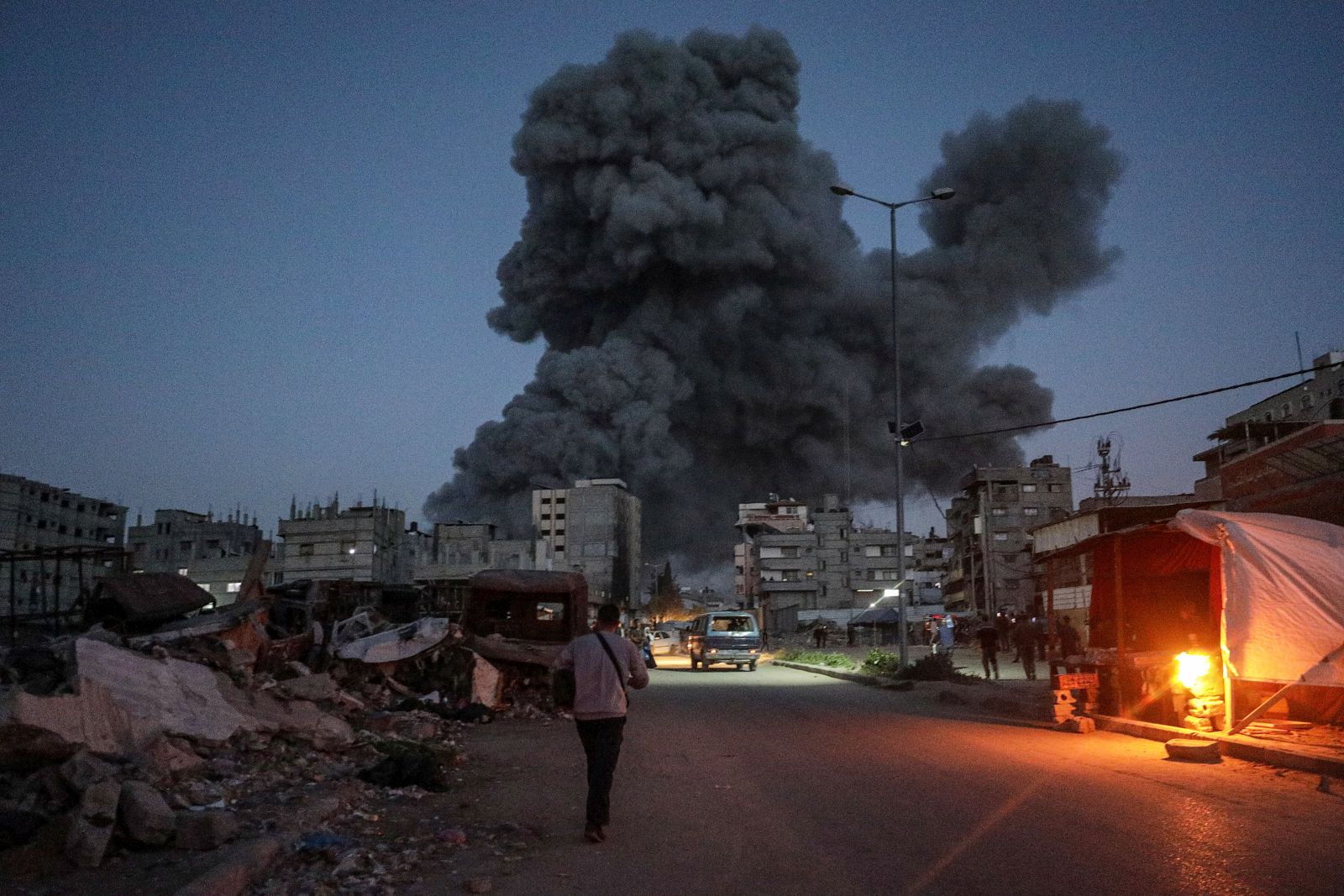 epaselect epa12007982 Smoke rises following an Israeli airstrike on the Dar al-Arqam School in the al-Tuffah neighborhood, in Gaza, 03 April 2025. At least 27 people were killed in an Israeli airstrike on the Dar al-Arqam School in the al-Tuffah neighborhood, east of Gaza City, according to the Palestinian Ministry of Health in Gaza. Israeli forces resumed airstrikes on Gaza on 18 March, ending a ceasefire that had been in place since 19 January.  EPA/MOHAMMED SABER