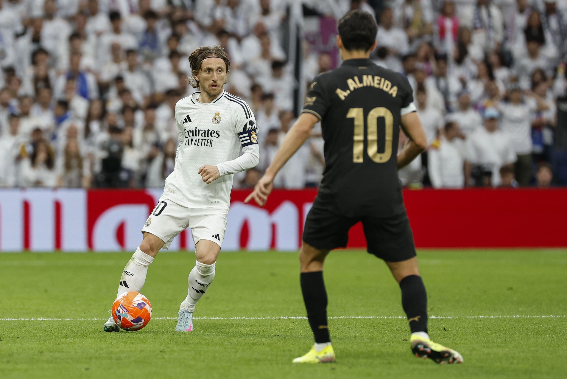 epa12011523 Real Madrid's Luka Modric (L) controls the ball before Valencia CF's Andre Almeida during the Spanish LaLiga match between Real Madrid and Valencia C.F. at Santiago Bernabeu stadium in Madrid, Spain, 05 April 2025.  EPA/Chema Moya