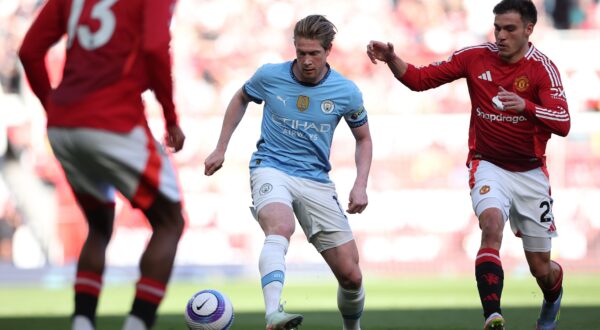 epa12014176 Kevin De Bruyne of Manchester City (C) in action during the English Premier League soccer match between Manchester United and Manchester City, in Manchester, Britain, 06 April 2025.  EPA/ADAM VAUGHAN EDITORIAL USE ONLY. No use with unauthorized audio, video, data, fixture lists, club/league logos, 'live' services or NFTs. Online in-match use limited to 120 images, no video emulation. No use in betting, games or single club/league/player publications.