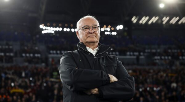 epa12014642 Roma's coach Claudio Ranieri reacts during the Italian Serie A soccer match AS Roma vs Juventus FC at Olimpico stadium in Rome, Italy, 06 April 2025.  EPA/ANGELO CARCONI