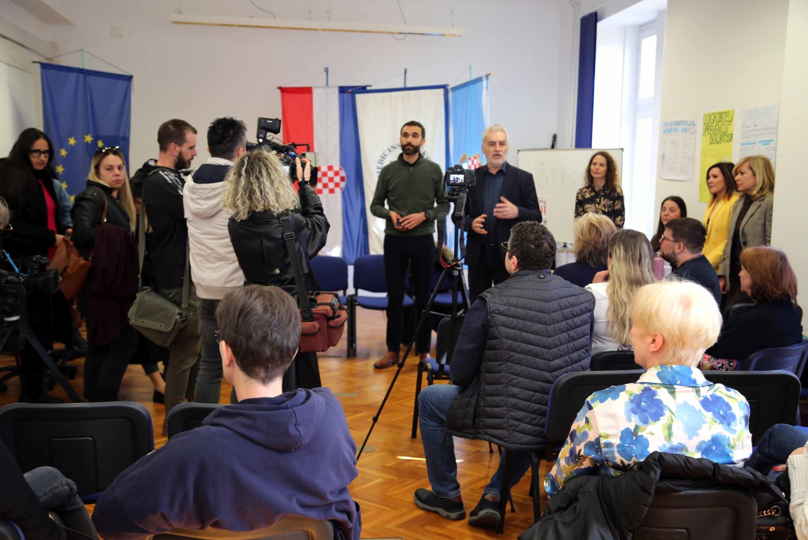 Rijeka, 07.04.2025.- Nezavisni sindikat zaposlenih u srednjim kolama Hrvatske, Nezavisni sindikat znanosti i visokog obrazovanja i sindikat Preporod  u ponedjeljak su organizirali trajk u brojnim osnovnim i srednjim kolama, na fakultetima i institutima u Istarskoj, Primorsko-goranskoj i Lièko-senjskoj upaniji. Na fotografiji trajk u Medicinskioj koli u Rijeci.