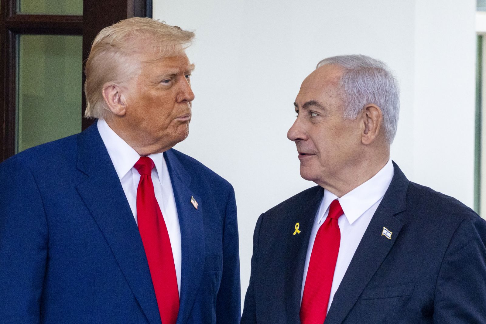 epaselect epa12016425 US President Donald J. Trump (L) greets Israeli Prime Minister Benjamin Netanyahu (R) as he arrives for a meeting at the West Wing of the White House in Washington, DC, USA, 07 April 2025. President Trump and Prime Minister Netanyahu’s East Room press conference has been cancelled.  EPA/SHAWN THEW