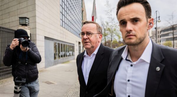 epa12019542 Outgoing German Defense Minister Boris Pistorius (C) arrives at the Christian Democratic Union (CDU) party headquarters, the Konrad-Adenauer-Haus, in Berlin, Germany, 09 April 2025. The Christian Democratic Union (CDU), Christian Social Union (CSU), and Social Democratic Party (SPD) continue their coalition negotiations.  EPA/CHRISTOPH SOEDER