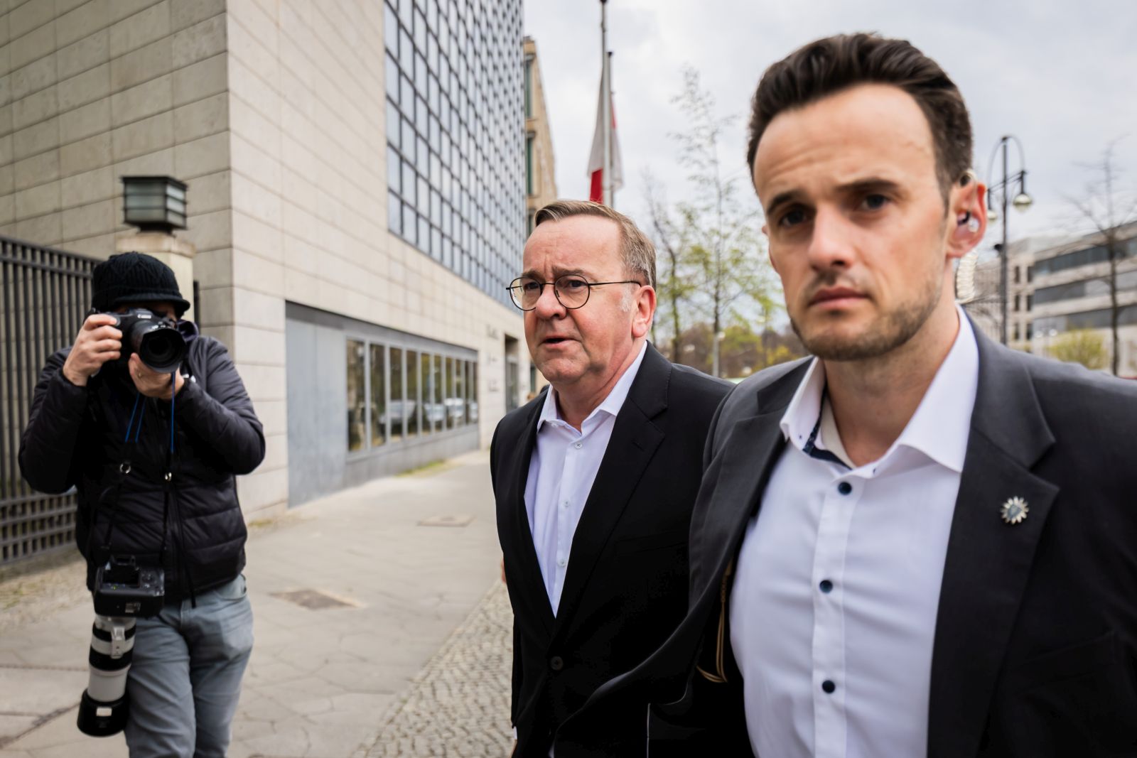 epa12019542 Outgoing German Defense Minister Boris Pistorius (C) arrives at the Christian Democratic Union (CDU) party headquarters, the Konrad-Adenauer-Haus, in Berlin, Germany, 09 April 2025. The Christian Democratic Union (CDU), Christian Social Union (CSU), and Social Democratic Party (SPD) continue their coalition negotiations.  EPA/CHRISTOPH SOEDER