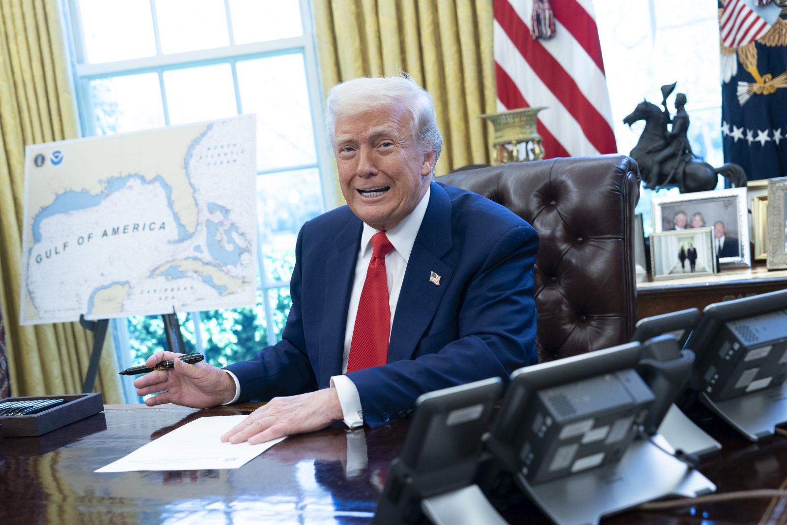 epa12021618 US President Donald Trump signs a series of Executive Orders in the Oval Office of the White House in Washington, DC, USA, 09 April 2025.  EPA/CHRIS KLEPONIS /POOL
