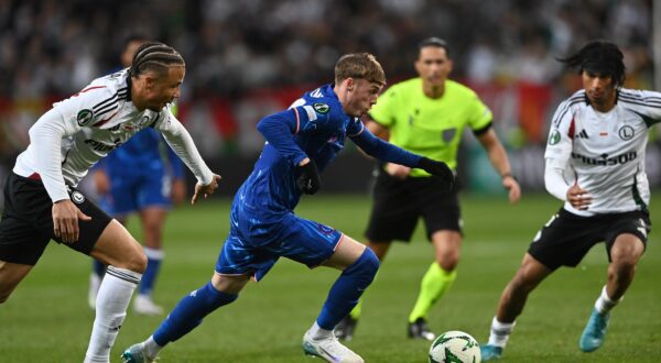 epa12023238 Steve Kapuadi (L) and Maxi Oyedele (R) of Legia Warsaw and Cole Palmer (C) of Chelsea FC in atction during the UEFA Conference League quarterfinal first leg soccer match between Legia Warsaw and Chelsea FC in Warsaw, Poland, 10 April 2025.  EPA/Piotr Nowak POLAND OUT