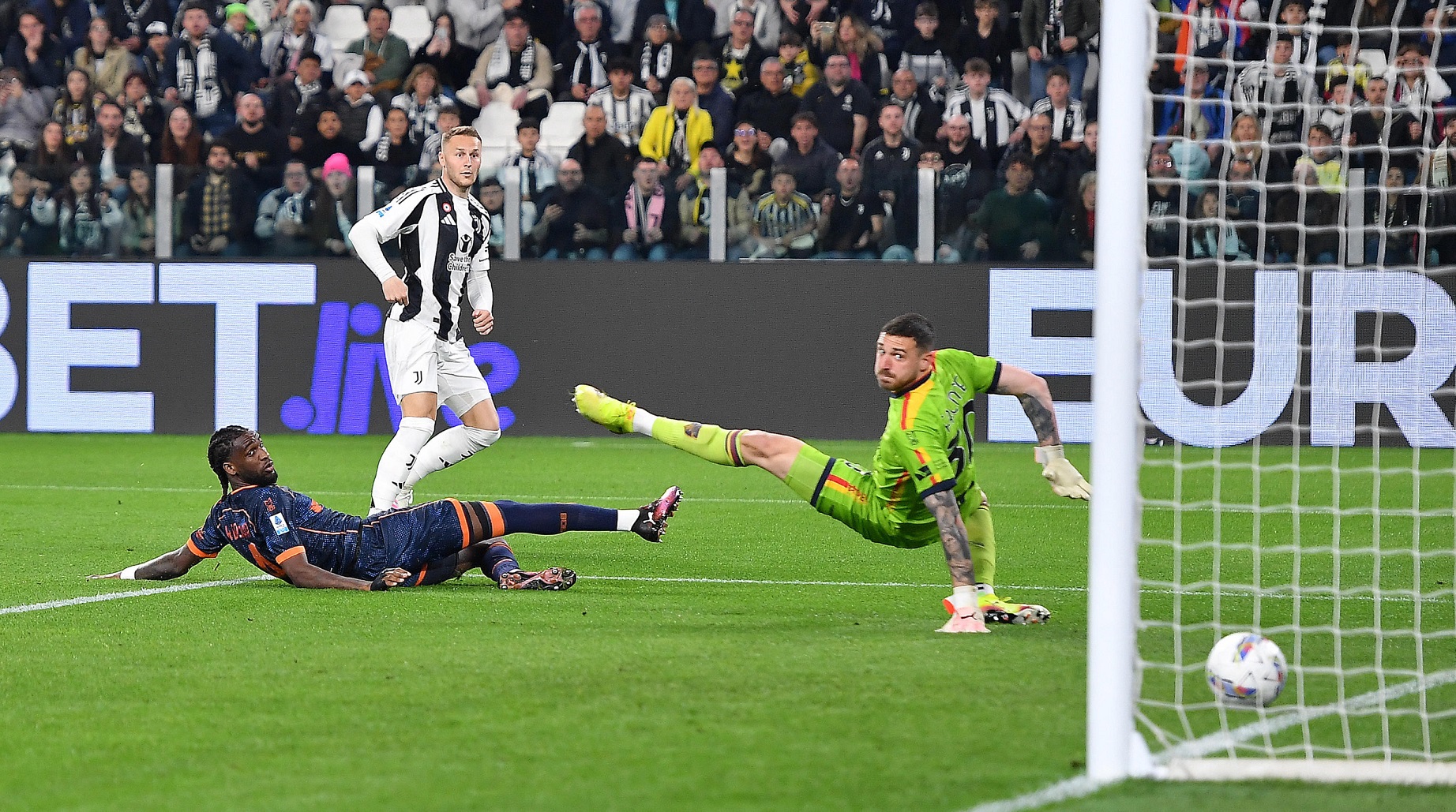 epa12027869 Juventus' Teun Koopmeiners scores (1-0) during the italian Serie A soccer match Juventus FC vs US Lecce at the Allianz Stadium in Turin, Italy, 12 April 2025.  EPA/ALESSANDRO DI MARCO