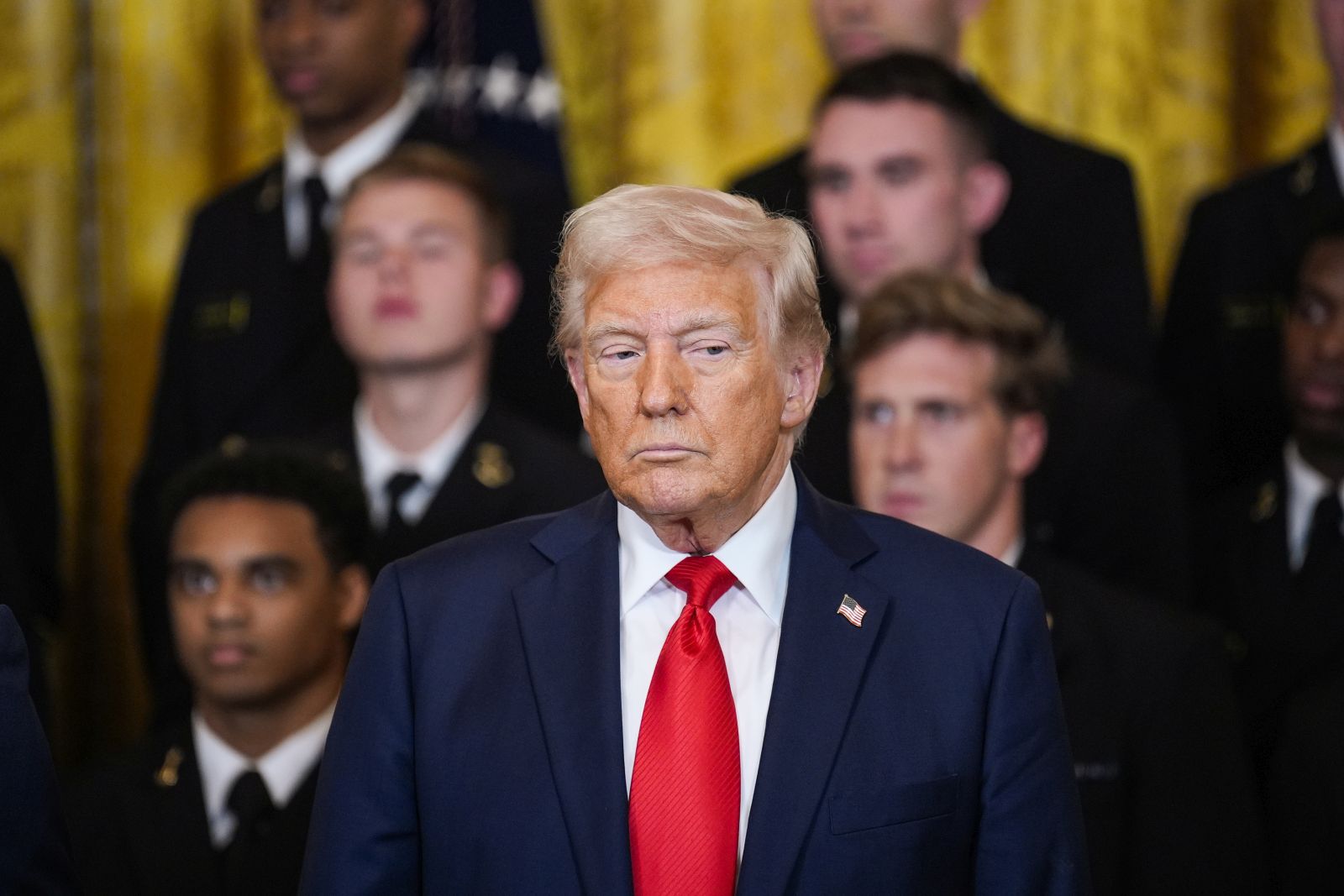 epa12034019 US President Donald Trump participates in the Commander-in-Chief Trophy Presentation to the Navy Midshipmen - the United States Naval Academy, in the East Room at the White House in Washington, DC, USA, on 15 April 2025.  EPA/Yuri Gripas / POOL