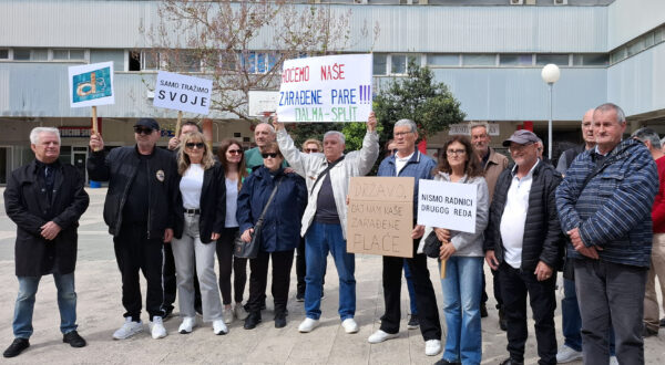 Split, 16.4.2025.- Radnici nekadanje Dalme okupili su se u srijedu na trgu ispred te bive robne kuæe u sreditu grada kako bi zatraili da im se napokon isplate njihove plaæe u bruto iznosu od 3,6 milijuna eura. Pritom su nosili transparente na kojima je pisalo "Hoæemo nae zaraðene pare! Dalma Split", "Nismo radnici drugog reda", "Dravo, daj nam nae zaraðene plaæe" i "Samo traimo svoje". 
foto HINA/ aklina JURIÆ/ ua