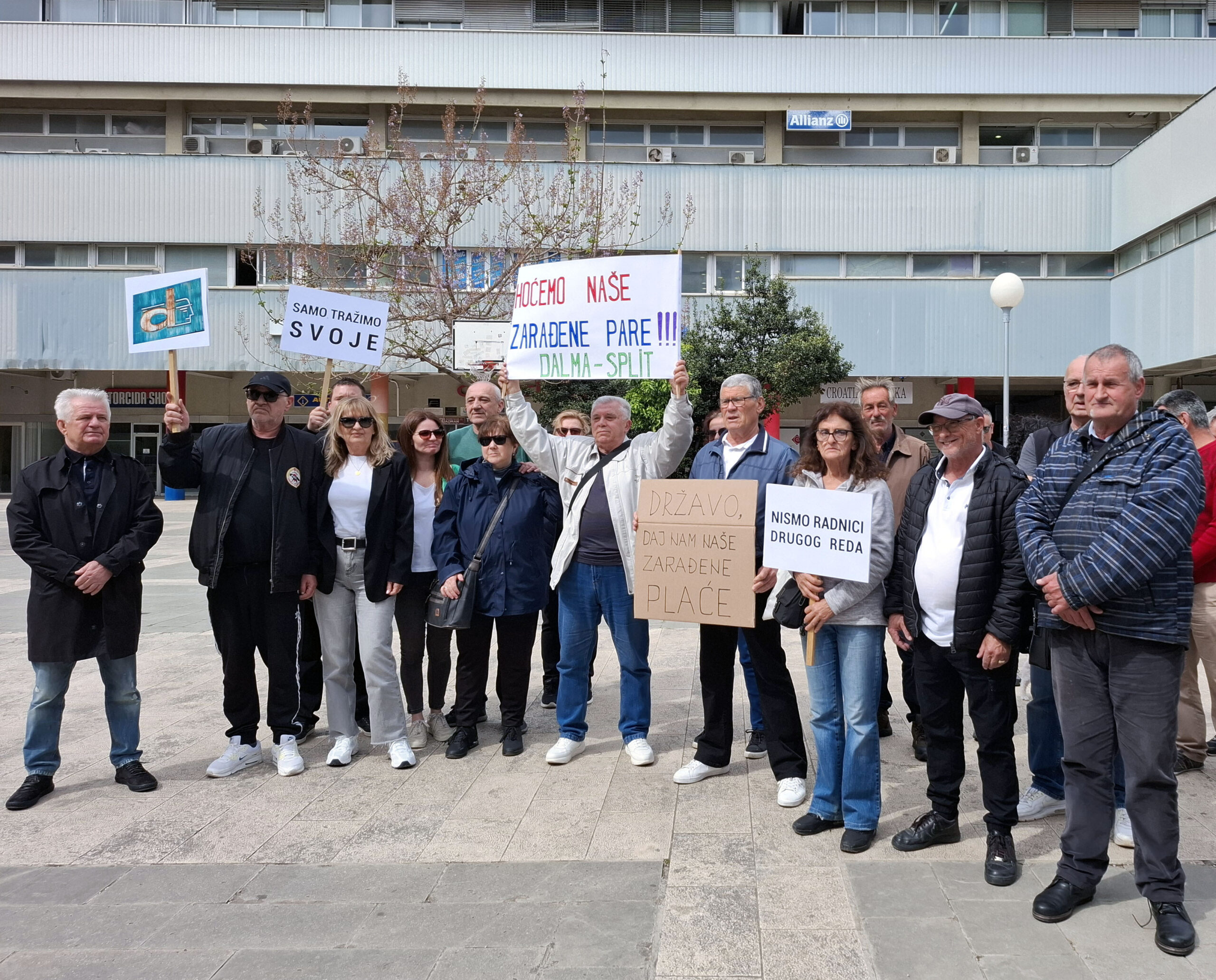 Split, 16.4.2025.- Radnici nekadanje Dalme okupili su se u srijedu na trgu ispred te bive robne kuæe u sreditu grada kako bi zatraili da im se napokon isplate njihove plaæe u bruto iznosu od 3,6 milijuna eura. Pritom su nosili transparente na kojima je pisalo "Hoæemo nae zaraðene pare! Dalma Split", "Nismo radnici drugog reda", "Dravo, daj nam nae zaraðene plaæe" i "Samo traimo svoje". 
foto HINA/ aklina JURIÆ/ ua