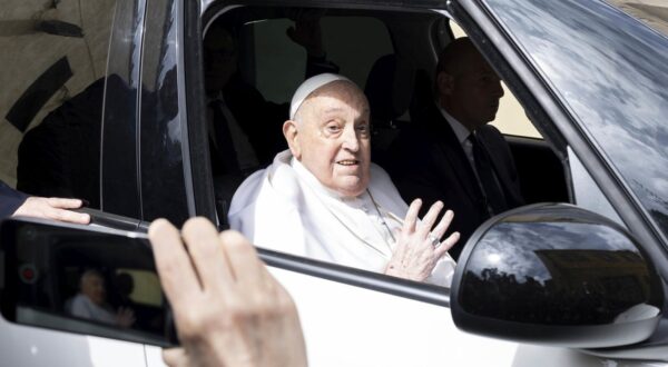 epa12036828 Pope Francis leaves the Regina Coeli prison by car in Rome, Italy, 17 April 2025. The Pope was in the Roman prison on Maundy Thursday 2018. On that occasion he celebrated Mass in Coena Domini with the traditional rite of foot washing.  EPA/MASSIMO PERCOSSI