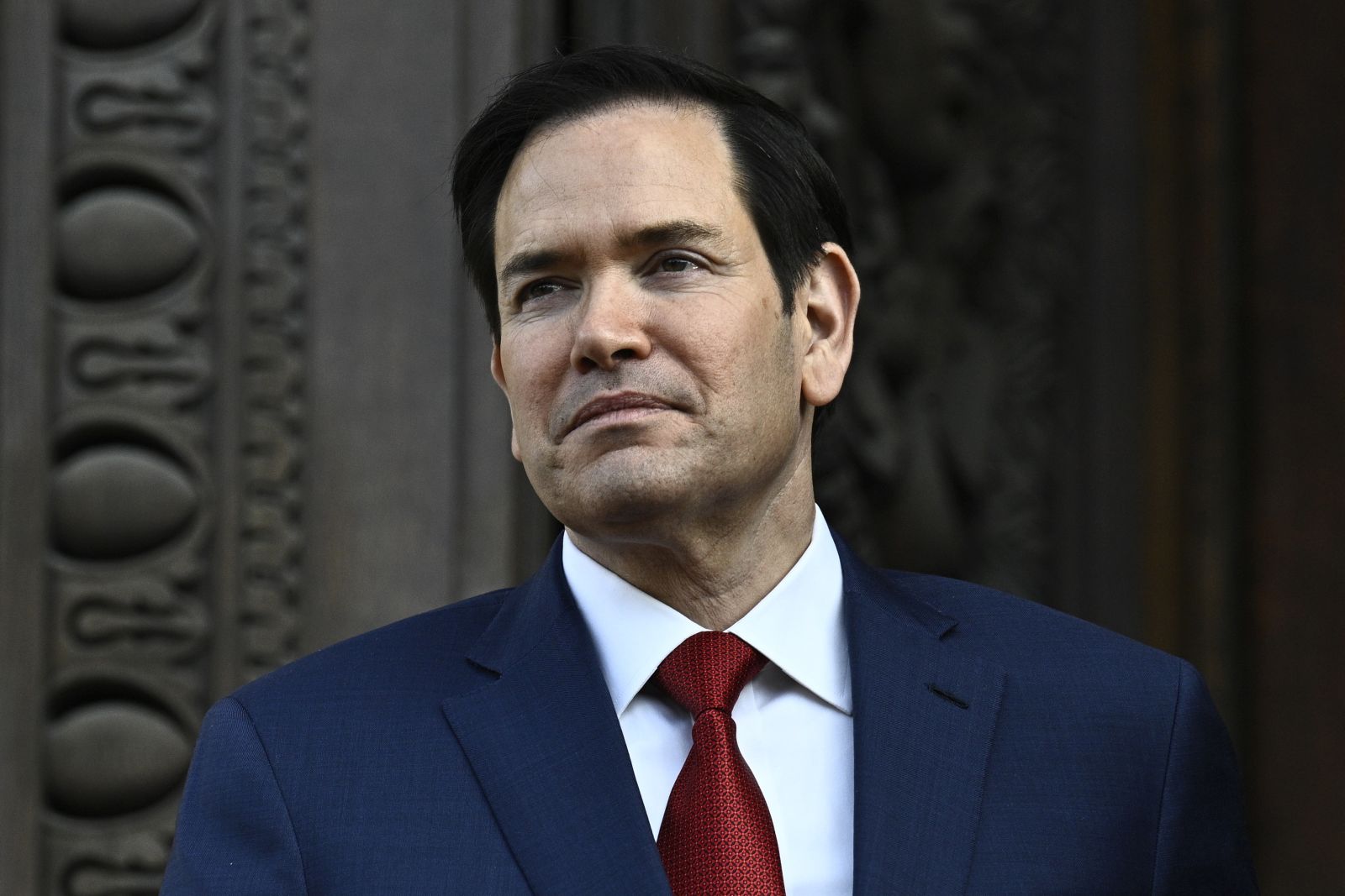 epa12037227 US Secretary of State Marco Rubio looks on upon his arrival at the Quai d'Orsay before a bilateral meeting with France's minister for Europe and foreign affairs in Paris, France, 17 April 2025. The US Secretary of State visited Paris to meet the French President about crafting a Ukraine ceasefire, as Washington and Europe seek common ground on ending the fighting. Top Ukrainian officials were also in the French capital to meet EU and US delegations.  EPA/JULIEN DE ROSA / POOL  MAXPPP OUT