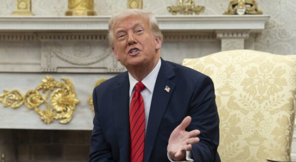 epa12037350 US President Donald Trump (R) and Italian Prime Minister Giorgia Meloni (L) meet at the Oval Office of the White House in Washington, DC, USA, 17 April 2025.  EPA/CHRIS KLEPONIS / POOL