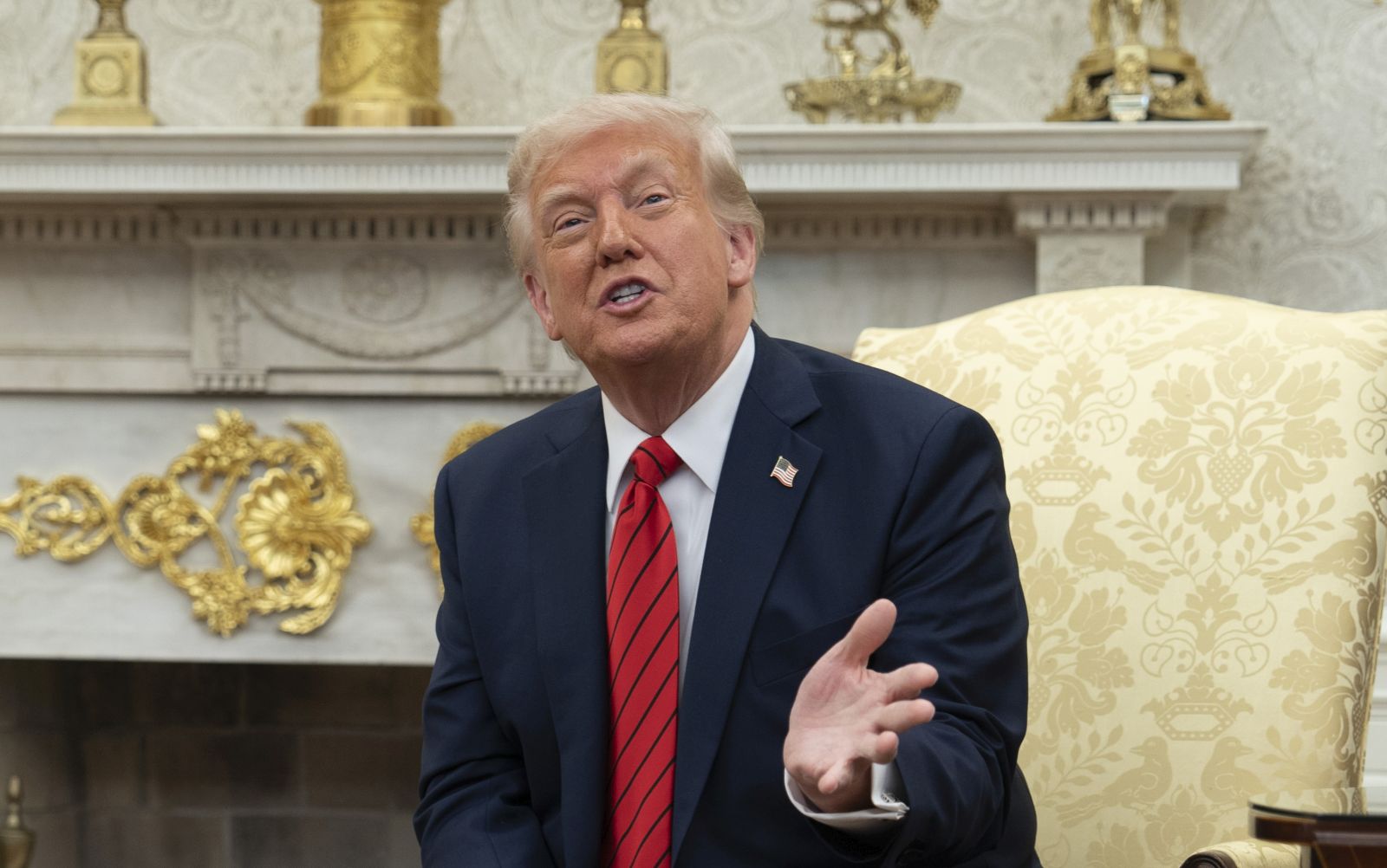 epa12037350 US President Donald Trump (R) and Italian Prime Minister Giorgia Meloni (L) meet at the Oval Office of the White House in Washington, DC, USA, 17 April 2025.  EPA/CHRIS KLEPONIS / POOL