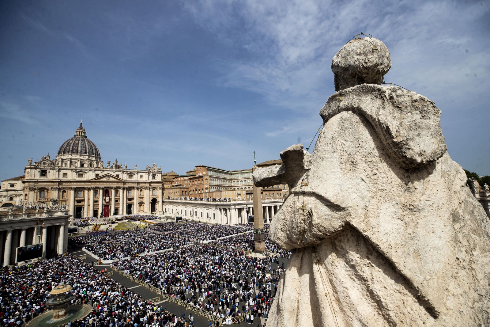 epa12042707 Faithful attend the Holy Easter Mass in Saint Peter's Square, in Vatican City, 20 April 2025.  EPA/ANGELO CARCONI