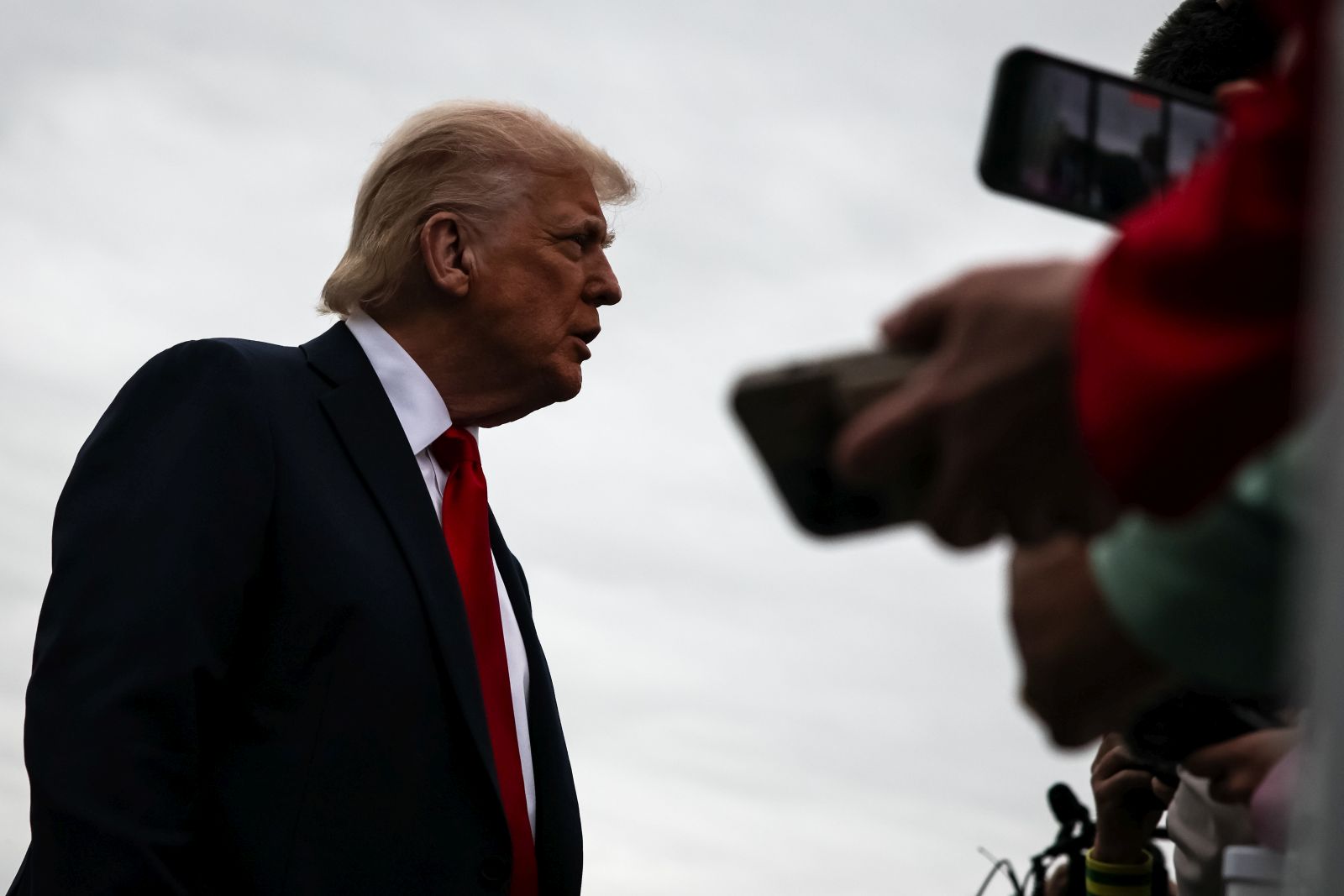 epa12045184 US President Donald Trump speaks to reporters during the 2025 Easter Egg Roll on the South Lawn of the White House in Washington, DC, USA 21 April 2025.  EPA/SAMUEL CORUM / POOL