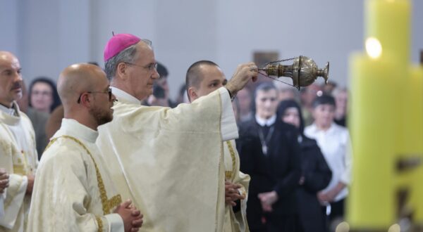 Zagreb, 24.04.2025 - Misa zadušnica za papu Franju u Bogoslužnom prostoru bl. Alojzija Stepinca. Na slici zagrebački nadbiskup Dražen Kutleša.
foto HINA/ Damir SENČAR/ ds