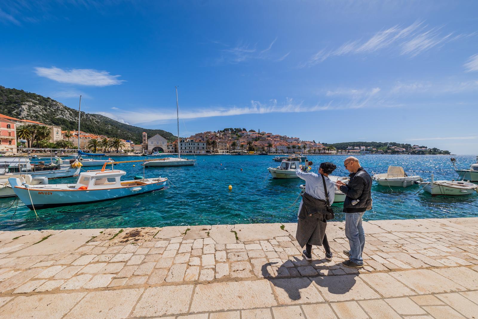 18.04. 2025., Hvar - Suncano i lijepom vrijeme u gradu Hvaru.  Photo: Zvonimir Barisin/PIXSELL