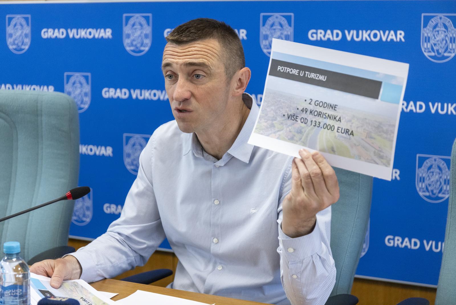 29.04.2025., Vukovar - Gradonacelnik Vukovara Ivan Penava odrzao je konferenciju za medije na temu izjava kandidata za gradonacelnika Vukovara  Marijana Pavliceka o Gradu Vukovaru. Photo: Davor Javorovic/PIXSELL