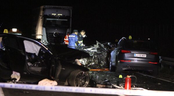 18.04.2025., Karlovac -  U prometnoj nesreci koja se dogodila oko 20.15 sati u kojoj su sudjelovala cetiri osobna automobila smrtno su stradale dvije osobe. Photo: Kristina Stedul Fabac/PIXSELL