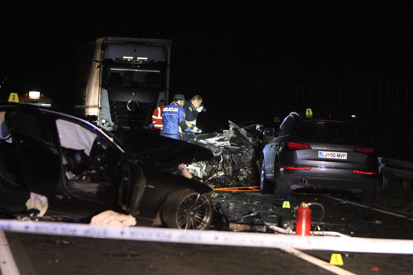 18.04.2025., Karlovac -  U prometnoj nesreci koja se dogodila oko 20.15 sati u kojoj su sudjelovala cetiri osobna automobila smrtno su stradale dvije osobe. Photo: Kristina Stedul Fabac/PIXSELL
