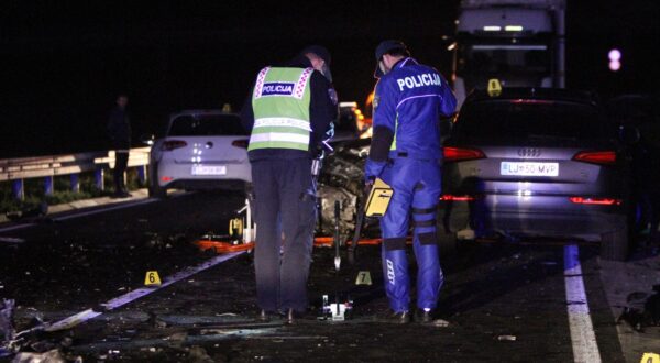 18.04.2025., Karlovac -  U prometnoj nesreci koja se dogodila oko 20.15 sati u kojoj su sudjelovala cetiri osobna automobila smrtno su stradale dvije osobe. Photo: Kristina Stedul Fabac/PIXSELL