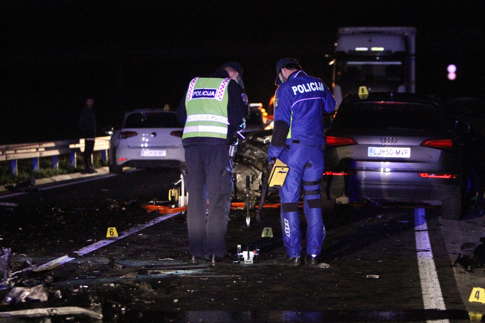 18.04.2025., Karlovac -  U prometnoj nesreci koja se dogodila oko 20.15 sati u kojoj su sudjelovala cetiri osobna automobila smrtno su stradale dvije osobe. Photo: Kristina Stedul Fabac/PIXSELL