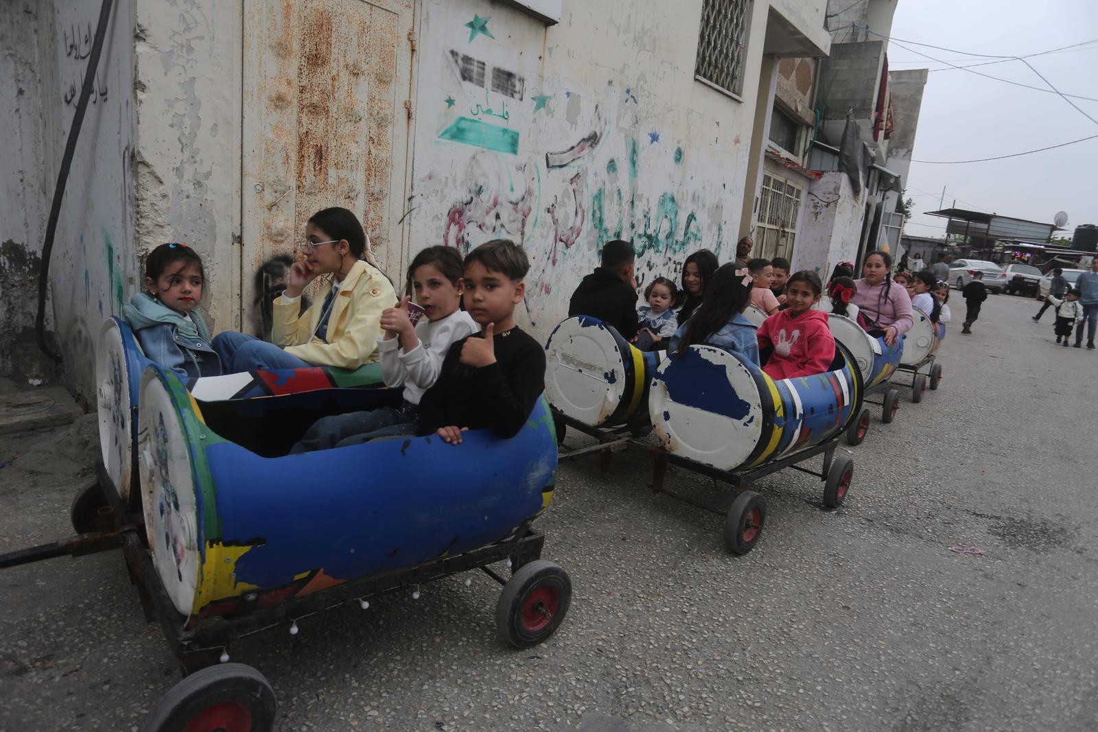 Palestinian children play on a swing during Eid al-Fitr holiday in the West Bank city of Nablus Palestinian children play on a swing during Eid al-Fitr holiday in the West Bank city of Nablus, April 1, 2025. Photo by Mohammed Nasser apaimages Nablus West Bank Palestinian Territory 010425_Nablus_MN_002 Copyright: xapaimagesxMohammedxNasserxxapaimagesx Photo: IMAGO/Mohammed Nasser  apaimages/IMAGOSTOCK&PEOPLE