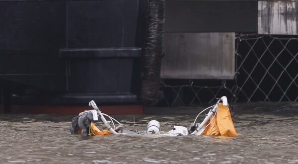epa12023955 The wreckage of a helicopter that crashed into the Hudson River in Jersey City, New Jersey, USA, 10 April 2025. Early unconfirmed reports are that as many as six people may have been killed.  EPA/SARAH YENESEL
