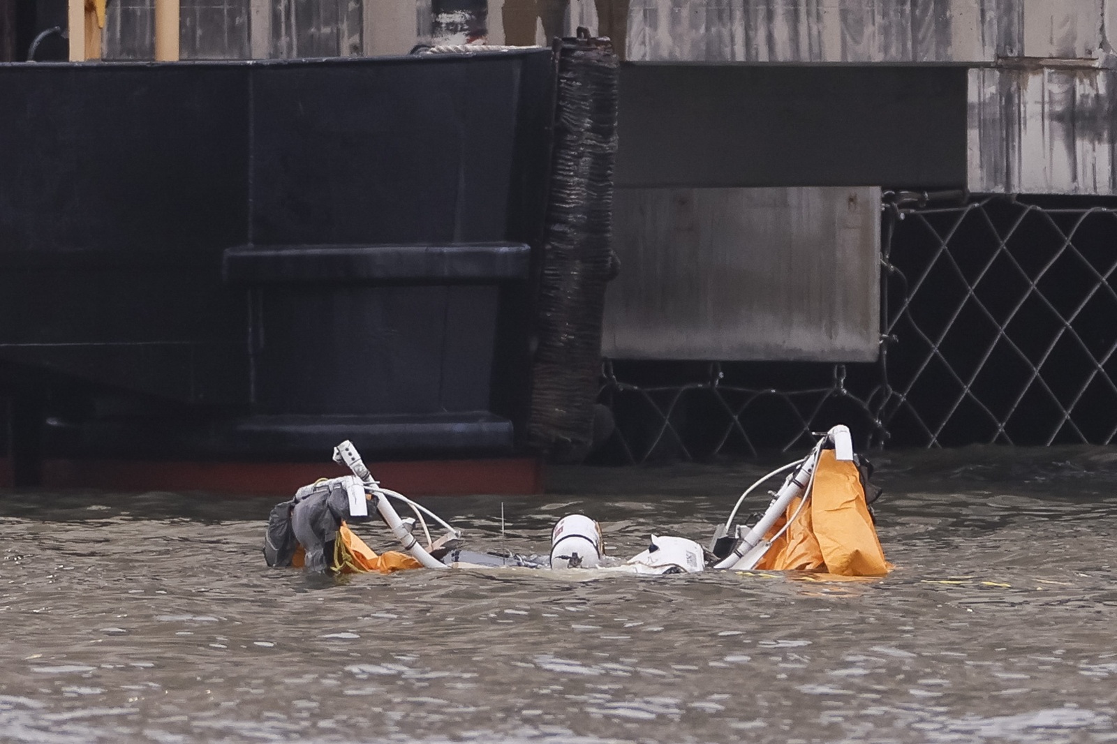 epa12023955 The wreckage of a helicopter that crashed into the Hudson River in Jersey City, New Jersey, USA, 10 April 2025. Early unconfirmed reports are that as many as six people may have been killed.  EPA/SARAH YENESEL