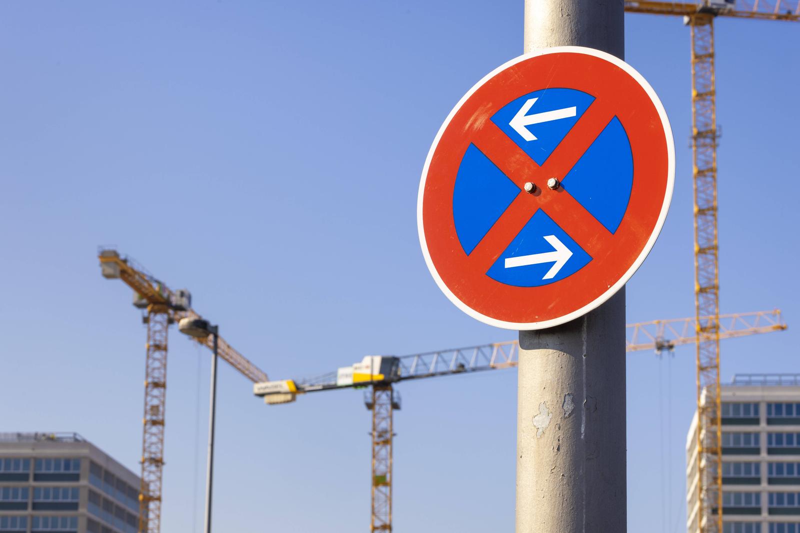 Parkverbotsschild vor Baukraenen. Berlin, 21.03.2025. Berlin Deutschland *** No parking sign in front of Baukraenen Berlin, 21 03 2025 Berlin Germany Copyright: xHaukexPfluegerx Photo: Hauke Pflueger/IMAGOSTOCK&PEOPLE