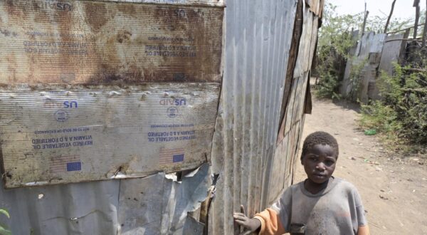 Kenya, refugee camp Kakuma KENYA, Turkana, Kakuma, refugee camp, shelter with fence with tin shed patchwork from cooking oil cans of USAID the US agency for international development *** KENIA, Turkana, Flüchtlingslager Kakuma, Notunterkünfte, Zaun aus Blech von Speiseöldosen von USAID Kakuma Turkana Kenya Photo: IMAGO/Joerg Boethling/IMAGOSTOCK&PEOPLE