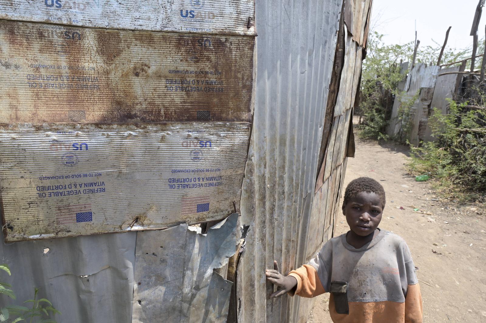 Kenya, refugee camp Kakuma KENYA, Turkana, Kakuma, refugee camp, shelter with fence with tin shed patchwork from cooking oil cans of USAID the US agency for international development *** KENIA, Turkana, Flüchtlingslager Kakuma, Notunterkünfte, Zaun aus Blech von Speiseöldosen von USAID Kakuma Turkana Kenya Photo: IMAGO/Joerg Boethling/IMAGOSTOCK&PEOPLE