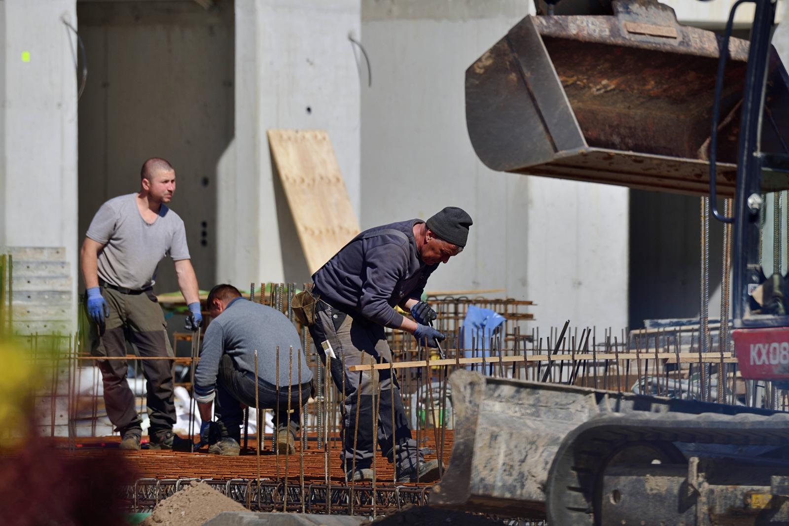 3.4.2025 Wohnraum Bauarbeiter auf einer Baustelle in Heidelberg, auf den nach dem Weggang der Amerikanischen US Soldaten frei gewordenen Areal wird ein neues Quartier errichtet. Heidelberg Rohrbach Baden Württemberg Deutschland *** 3 4 2025 Living space Construction workers on a building site in Heidelberg, a new neighborhood is being built on the area vacated after the departure of the American US soldiers Heidelberg Rohrbach Baden Württemberg Germany Photo: IMAGO/Daniel Kubirski/IMAGOSTOCK&PEOPLE