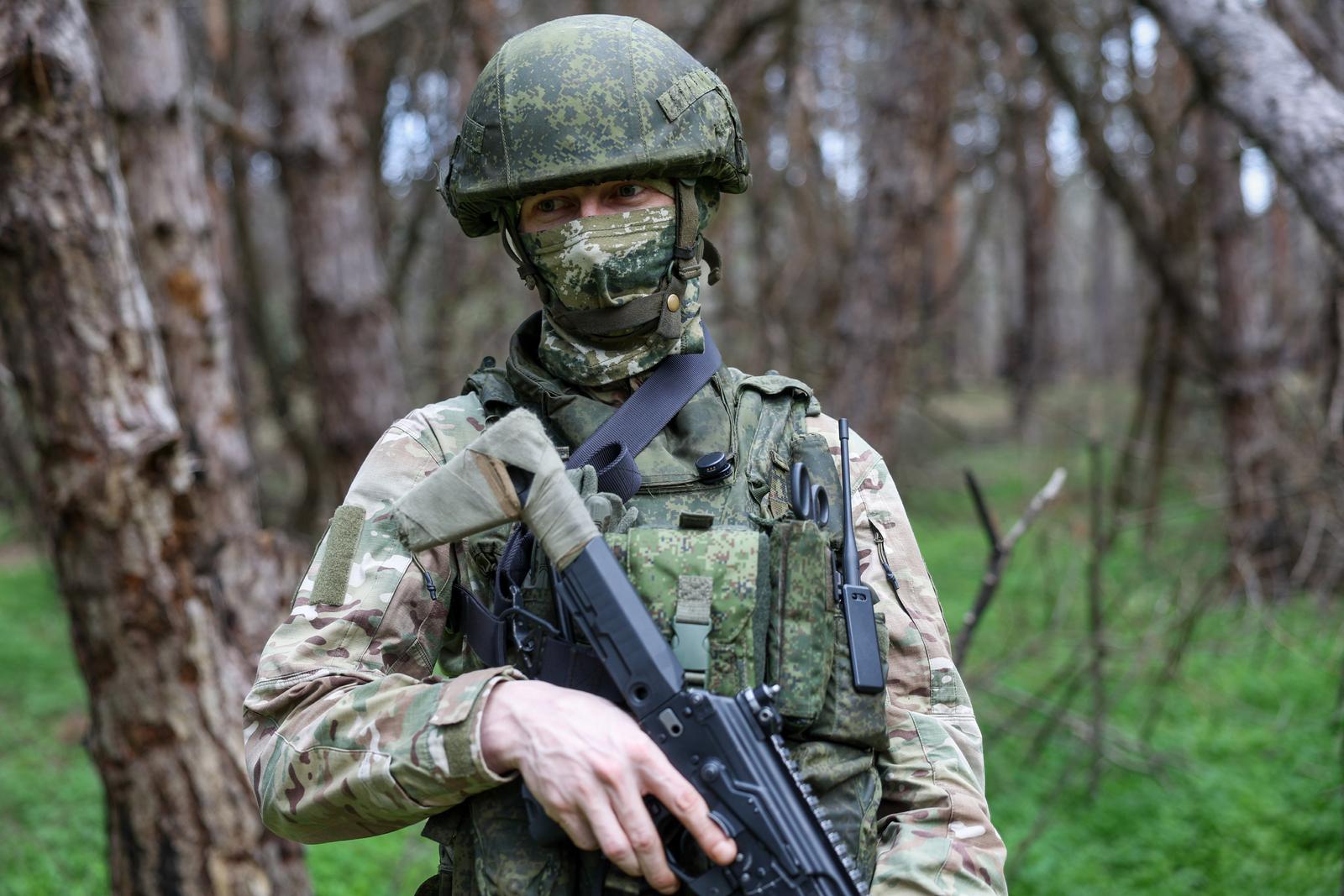 RUSSIA, KHERSON REGION - APRIL 2, 2025: A serviceman of an airborne artillery battalion with the Dnepr Group of the Russian Armed Forces performs a combat mission in the zone of Russia's special military operation. Alexei Konovalov/TASS/Sipa USA Photo:Sumy Oblast
