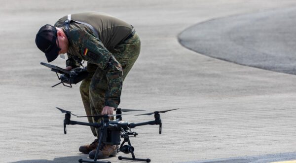 ILA Berlin 2024 - Internationale Luft- und Raumfahrtausstellung DJI Drohe und Bundeswehr Drohnen-Operator. Schönefeld Berlin ExpoCenter Airport Brandenburg Deutschland *** ILA Berlin 2024 International Aerospace Exhibition DJI Drone and Bundeswehr Drone Operator Schönefeld Berlin ExpoCenter Airport Brandenburg Germany 6V2A9343 Photo: IMAGO/Ardan FUESSMANN/IMAGOSTOCK&PEOPLE