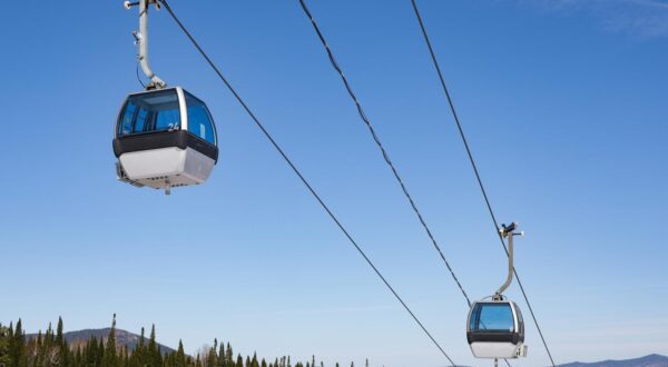 RUSSIA, KEMEROVO REGION - APRIL 10, 2025: Cable cars travel across the ski resort village of Sheregesh in Russia's Kemerovo Region, southwestern Siberia. Kirill Kukhmar/TASS/Sipa USA Photo: Tass/SIPA USA